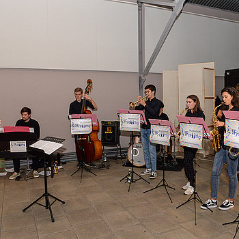 Mit Jazz und Swing unterhielt die Band um Stephan Treutter (links). Foto: Stadt Freising