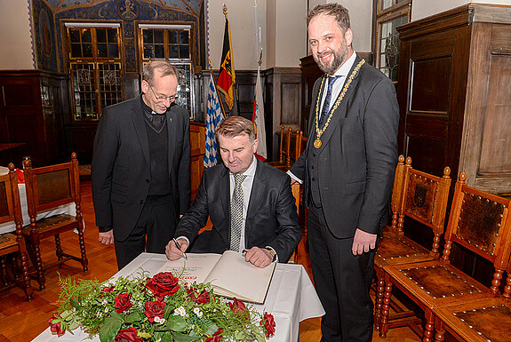 Eintrag ins Goldene Buch der Stadt (v.l.): Christian Hartl (Renovabis), Botschafter But und OB Eschenbacher. (Foto: Stadt Freising) 