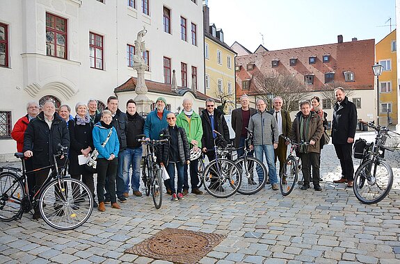 Gruppenbild: Offizielle Vorbereisung der Radwegekommission zur Aufnahme der Stadt Freising in die Arbeitsgruppe Fahrradfreundliche Kommune
