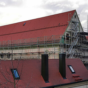 Blick vom kleinen Weg vom Dombergaufgang zum Altengefängnis auf das Asamgebäude Freising. (Januar 2021/Foto: sda)