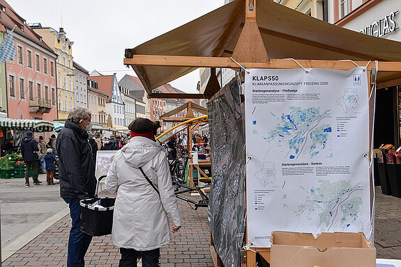 Eindrücke vom Informationsstand am Wochenmarkt Freising im November 2021 zum Klimaanpassungskonzept. (Foto: Stadt Freising)