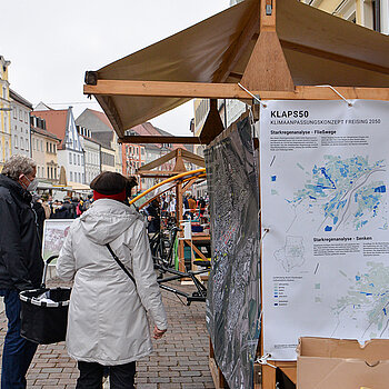 Eindrücke vom Informationsstand am Wochenmarkt Freising im November 2021 zum Klimaanpassungskonzept. (Foto: Stadt Freising)