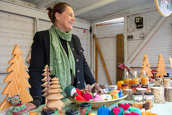 Korbiniansmarkt rund um den Roider-Jackl- Brunnen - Ulrike Steiner am Verkaufsstand von Oberwölz. (Foto: Stadt Freising)