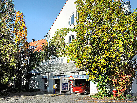 Die Spartenverlegungen in der Bahnhofstraße haben Auswirkungen auf die Zufahrt ins Parkhaus am Wörth.