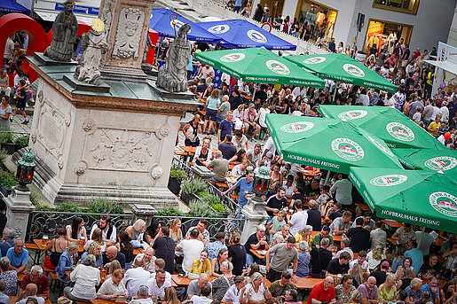 Volles Haus: Auch in diesem Jahr dürfen sich die Freisingerinnen und Freisinger auf gute Stimmung in der gesamten Innenstadt freuen! (Archivbild von 2025)