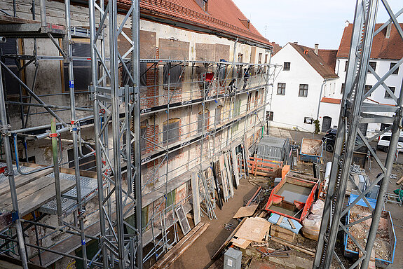 Blick auf das südliche Freigelände mit Vorbereitungen für den Einbau neuer Eichenfenster.