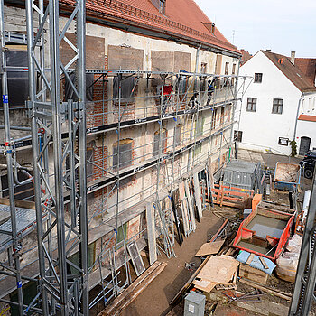 Blick auf das südliche Freigelände mit Vorbereitungen für den Einbau neuer Eichenfenster.