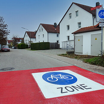 Im Wohngebiet „Zur Schwabenau“ gibt es seit Ende Oktober 2020 die erste Fahrradzone in Freising. (Foto: Stadt Freising)