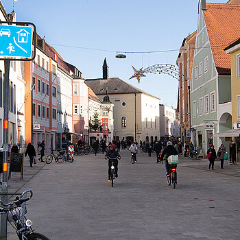 Bis zur Amtsgerichtsgasse reicht jetzt der behindertengerecht gestaltete Bereich in der Unteren Hauptstraße. (Foto: Stadt Freising)
