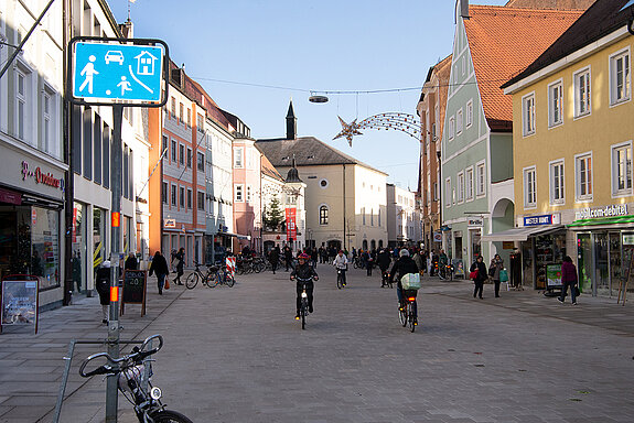 Bis zur Amtsgerichtsgasse reicht jetzt der behindertengerecht gestaltete Bereich in der Unteren Hauptstraße. (Foto: Stadt Freising)