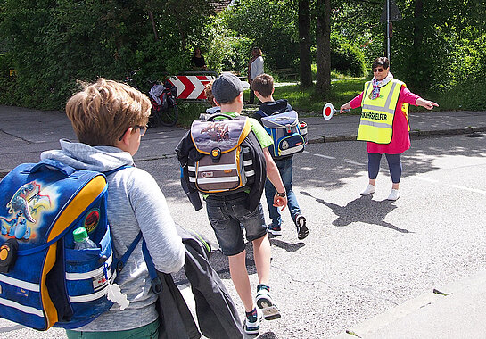 Ehrenamtliche Schulweghelfer*innen, bzw. Springer*innen, erhöhen die Verkehrssicherheit für die jungen Verkehrsteilnehmer*innen und werden dringend gesucht.