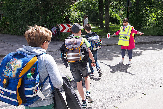 Ehrenamtliche Schulweghelfer*innen, bzw. Springer*innen, erhöhen die Verkehrssicherheit für die jungen Verkehrsteilnehmer*innen und werden dringend gesucht.