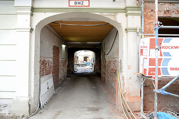 Hereinspaziert - wir präsentieren Ihnen bei diesem Rundgang den derzeitigen Stand der aufwendigen Sanierungsarbeiten. (Foto: Stadt Freising)