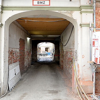 Hereinspaziert - wir präsentieren Ihnen bei diesem Rundgang den derzeitigen Stand der aufwendigen Sanierungsarbeiten. (Foto: Stadt Freising)