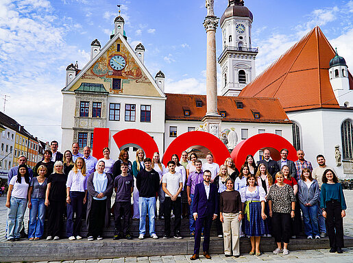 Gemeinsam starten sie ins Berufsleben: die neuen Auszubildenden der Stadt Freising mit Oberbürgermeisterin Monika Schwind, ihren Ausbilderinnen und Ausbildern sowie den Referatsleitungen.