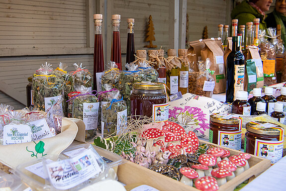 Korbiniansmarkt rund um den Roider-Jackl- Brunnen - nochmals ein bestens bestückter Stand der Gemeinde Obervellach. (Foto: Stadt Freising)