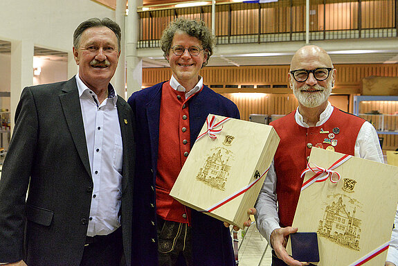 Partnerschaftsreferent Anton Frankl freut sich mit Odilo Zapf und Jürgen Wüst über die Auszeichnung der Stadtkapelle mit der Partnerschaftsmedaille (v.l.).