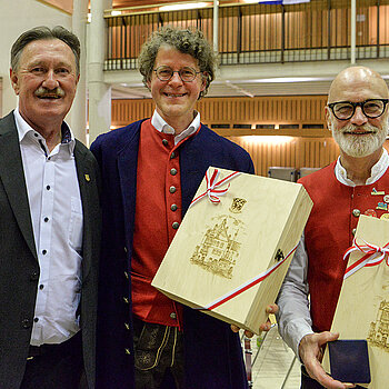 Partnerschaftsreferent Anton Frankl freut sich mit Odilo Zapf und Jürgen Wüst über die Auszeichnung der Stadtkapelle mit der Partnerschaftsmedaille (v.l.).