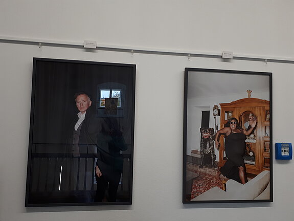 Zwei großformatige Fotos, ein Mann vor schwarzem Vorhang und eine junge Frau, die durch ein Zimmer hüpft.