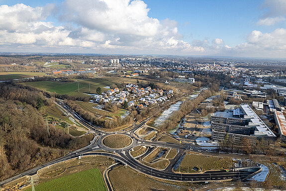 Ab 10. Januar 2022 ist der Kreisverkehrs an der Thalhauser Straße auch Richtung Tunnel offen: Die Westtangente geht an diesem Tag in Betrieb. (Drohnenfoto: F.J. Kirmaier/das produktionshaus)