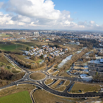 Ab 10. Januar 2022 ist der Kreisverkehrs an der Thalhauser Straße auch Richtung Tunnel offen: Die Westtangente geht an diesem Tag in Betrieb. (Drohnenfoto: F.J. Kirmaier/das produktionshaus)