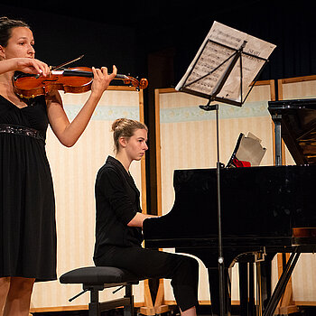 Lilli Bulenda (links) und Valerie Bulenda von der Musikschule Freising spielen ein musikalisches Ständchen auf Violine und Klavier. (Foto: Stadt Freising)