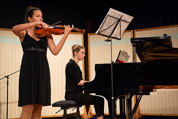 Lilli Bulenda (links) und Valerie Bulenda von der Musikschule Freising spielen ein musikalisches Ständchen auf Violine und Klavier. (Foto: Stadt Freising)