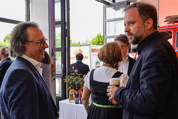 Ingo Bartha, Referatsleiter Kultur und Tourismus, im Gespräch mit OB Tobias Eschenbacher (v.l.).