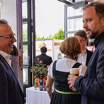 Ingo Bartha, Referatsleiter Kultur und Tourismus, im Gespräch mit OB Tobias Eschenbacher (v.l.).