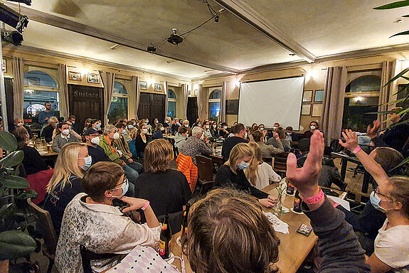 Da Foto zeigt den Saal im Furtnerbräu mit vollbesetzten Stühlen. Die Gäste diskutieren das Thema Wahlalter für Kinder. (Foto: Stadt Freising)