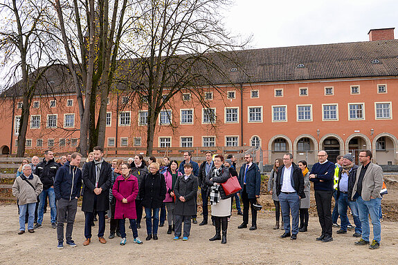  Vertreter*innen von Stadtrat, der Stadtverwaltung, Schulen, der ausführenden Firmen, von Fachplanungs- und Architekturbüros beim Spatenstich. (Foto: Stadt Freising)