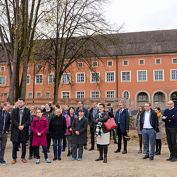  Vertreter*innen von Stadtrat, der Stadtverwaltung, Schulen, der ausführenden Firmen, von Fachplanungs- und Architekturbüros beim Spatenstich. (Foto: Stadt Freising)