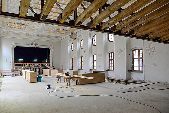 Auch im Asamsaal sind die Fortschritte der Sanierungsarbeiten zu erkennen. (Foto: Stadt Freising)