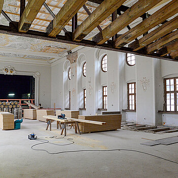 Auch im Asamsaal sind die Fortschritte der Sanierungsarbeiten zu erkennen. (Foto: Stadt Freising)