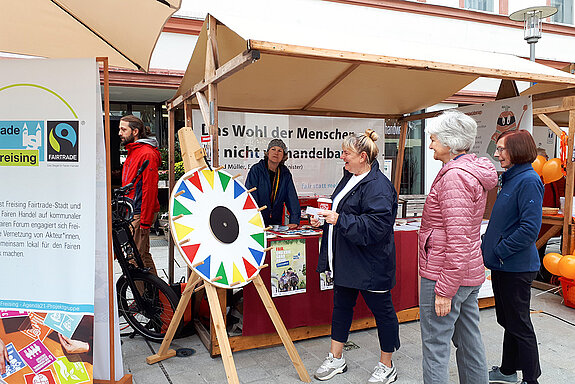 Mehrere Frauen vor einem bunten Glücksrad