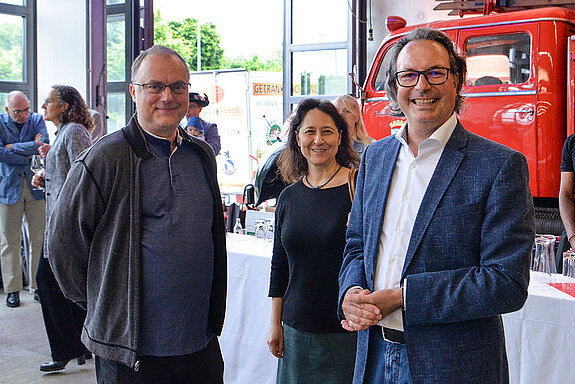 Ingo Bartha, Referatsleiter Kultur und Tourismus (links), mit Eike Berg, Leiter des Künstlerhauses Oberbayern, und Andrea Berger.