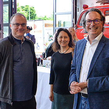Ingo Bartha, Referatsleiter Kultur und Tourismus (links), mit Eike Berg, Leiter des Künstlerhauses Oberbayern, und Andrea Berger.