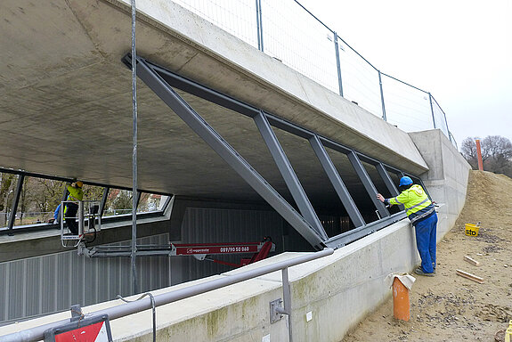Zu sehen sind Arbeiten für den Einbau des Stahlrahmens für die anschließende Verglasung des Eingangsportals im Süden des Westtangenten-Tunnels.