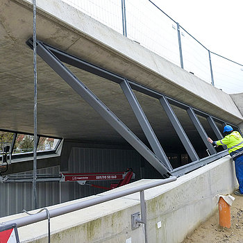Zu sehen sind Arbeiten für den Einbau des Stahlrahmens für die anschließende Verglasung des Eingangsportals im Süden des Westtangenten-Tunnels.