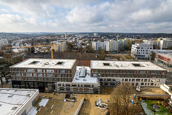 Blick von oben auf die im Bau befindlichen Schulen im SteinPark-Areal - links unten im Bild die neue Dreifachturnhalle. (Drohnenfoto: F.J. Kirmaier/das produktionshaus)