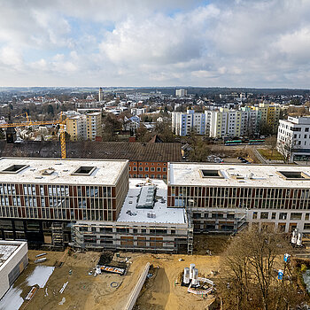 Blick von oben auf die im Bau befindlichen Schulen im SteinPark-Areal - links unten im Bild die neue Dreifachturnhalle. (Drohnenfoto: F.J. Kirmaier/das produktionshaus)