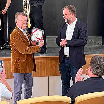 Dankeschön! OB Tobias Eschenbacher (rechts) bedankt sich für die zweijährige Arbeit bei Martin Keeser - es hat sich gelohnt! (Foto: Stadt Freising)  