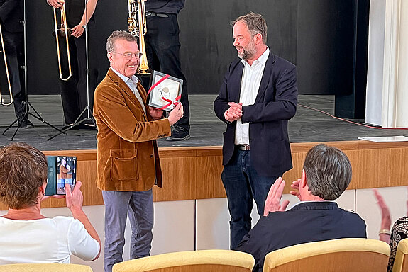 Dankeschön! OB Tobias Eschenbacher (rechts) bedankt sich für die zweijährige Arbeit bei Martin Keeser - es hat sich gelohnt! (Foto: Stadt Freising)  