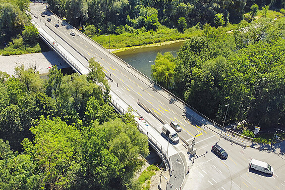 Mehr Platz für den Radverkehr: Mit der Sanierung der Brückenkappen wird auf der Hochtrasse Platz für einen kombinierten Geh- und Radweg geschaffen - kalkuliert sind dafür rund elf Millionen Euro. (Foto: Stadt Freising)