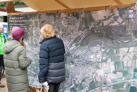 Eindrücke vom Informationsstand am Wochenmarkt Freising im November 2021 zum Klimaanpassungskonzept. (Foto: Stadt Freising)