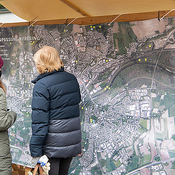 Eindrücke vom Informationsstand am Wochenmarkt Freising im November 2021 zum Klimaanpassungskonzept. (Foto: Stadt Freising)