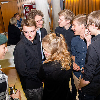 „Mieke and the Boys“ in einer Spielpause mit Musikschulleiter Odilo Zapf. (Foto: Stadt Freising)