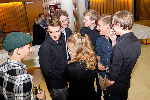 „Mieke and the Boys“ in einer Spielpause mit Musikschulleiter Odilo Zapf. (Foto: Stadt Freising)