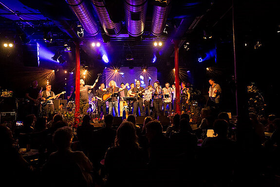 Das 6. SpringTimeConcert findet dieses Mal am 26. April 2025 in der Luitpoldhalle Freising statt - schließlich hat Apollon’s Smile etwas zu feiern: Marc Hanow wird 70! (Foto: Crapula Colorum Photography)