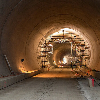 Westtangente Freising: im bergmännischen Tunnel mit Blick auf das Schachtbauwerk.